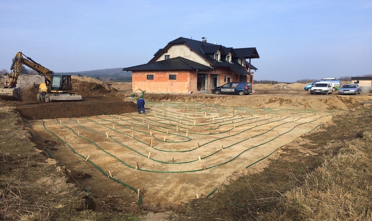 Pokládka plošného kolektoru u rodinného domu – celkový pohled